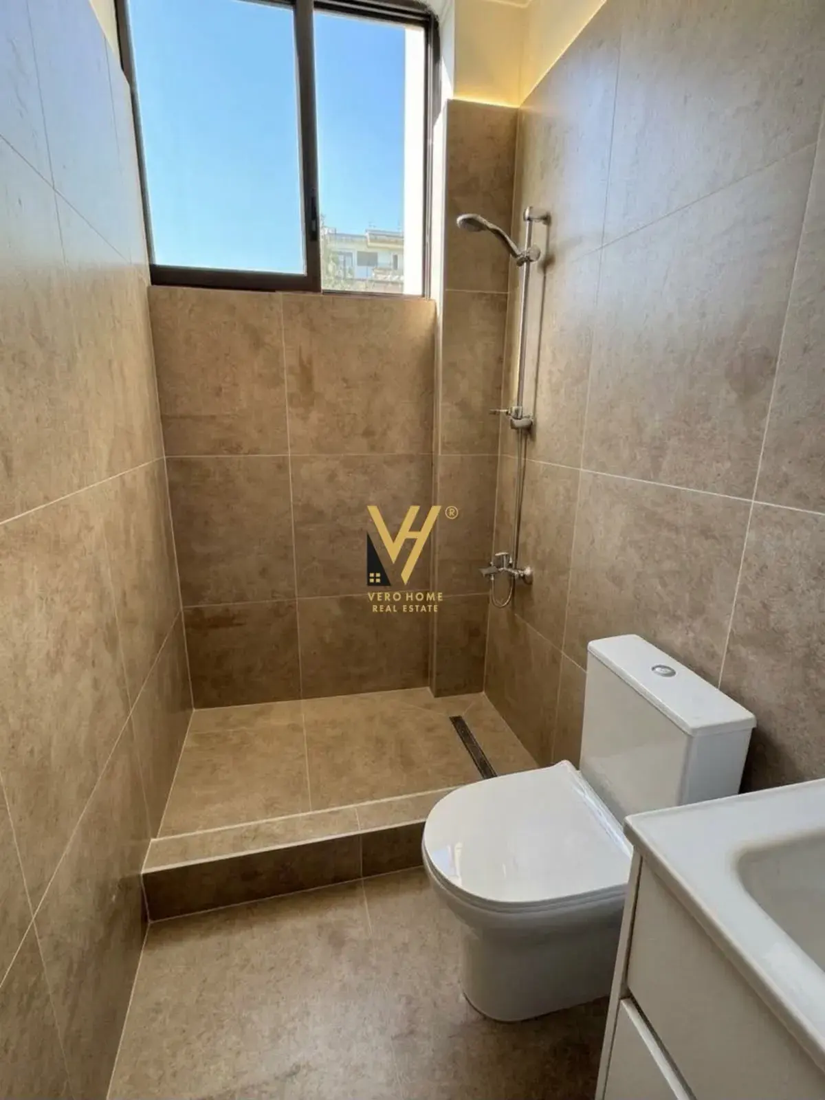 Balkon, Wohnung 1+1 zu vermieten in Tirana