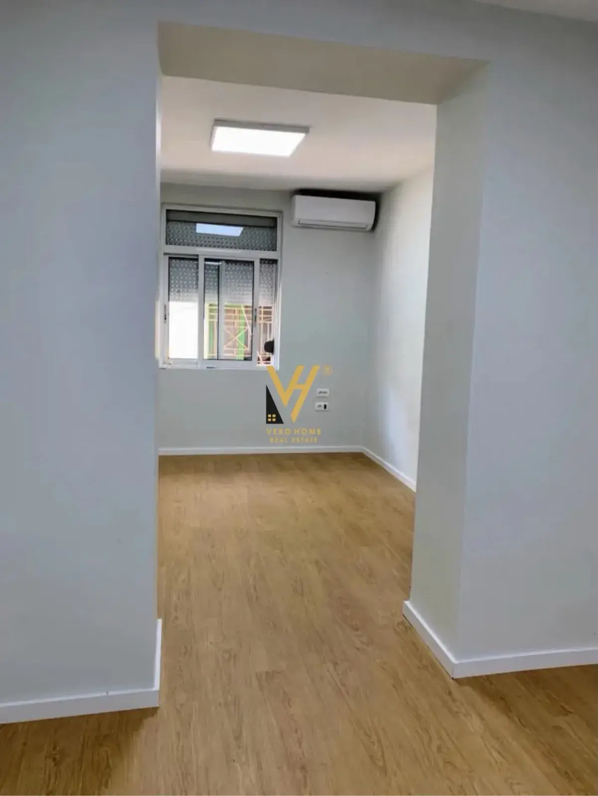 Brendësia, zyrë 36 m² me qira në Blloku, Tiranë