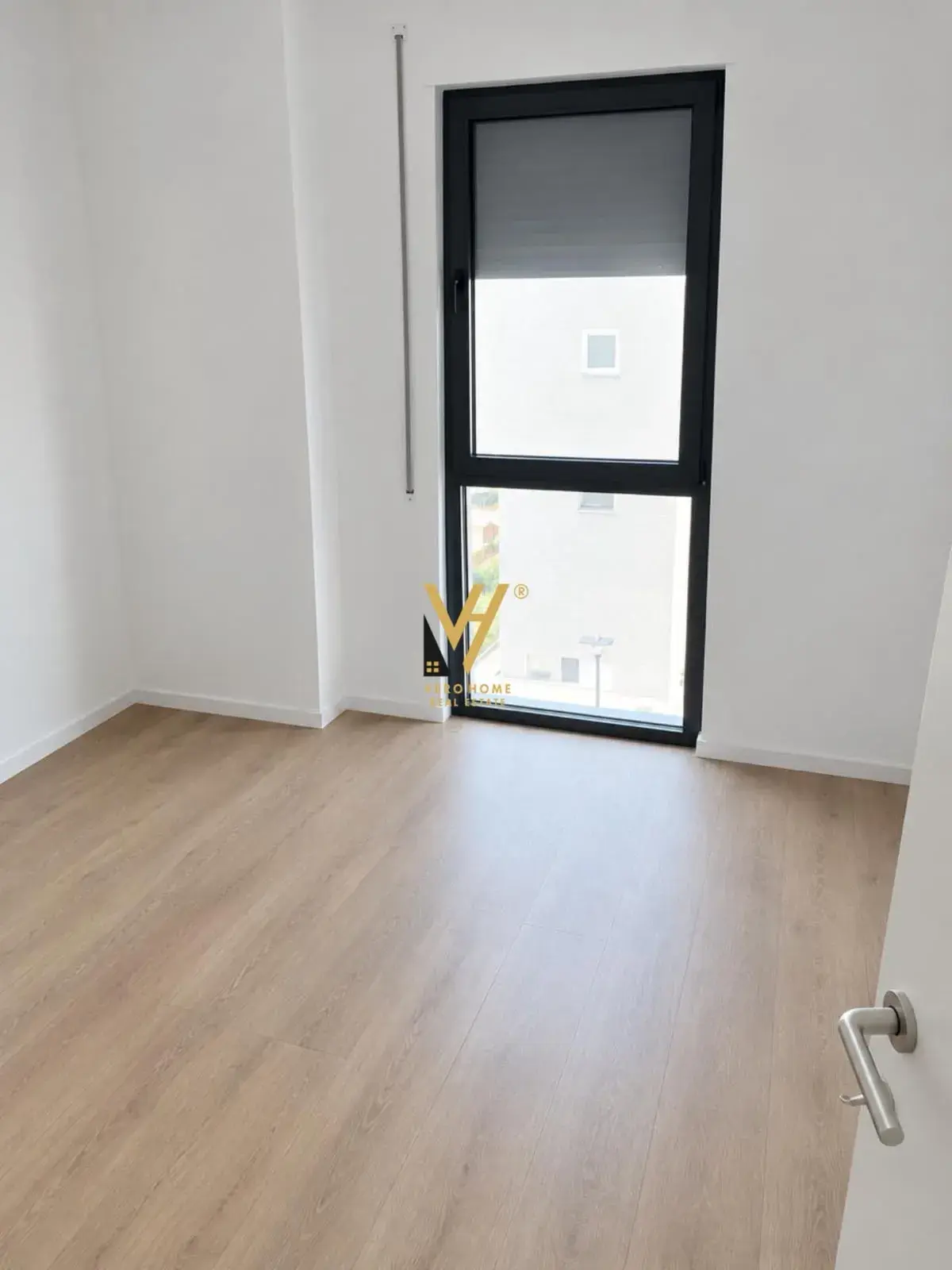 Brendësia, zyrë 95 m² me qira në Komuna e Parisit, Tiranë