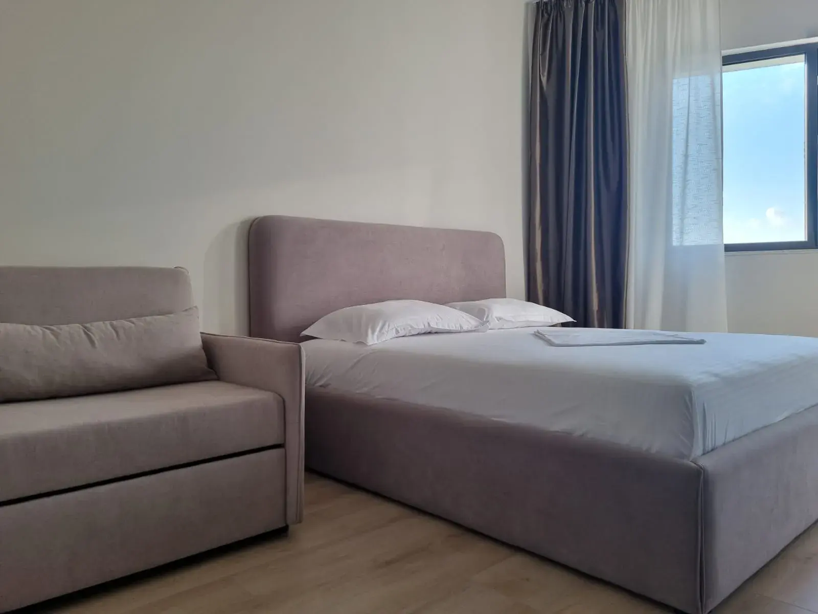 Dhoma e gjumit, apartament 1+1 me qira në Uji i Ftohtë, Vlorë