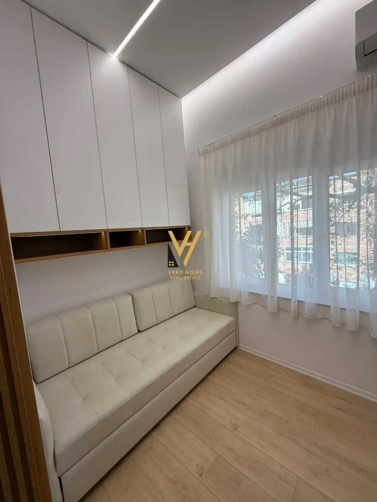 Wohnzimmer, Einzimmerwohnung zu vermieten in Myslym Shyri, Tirana