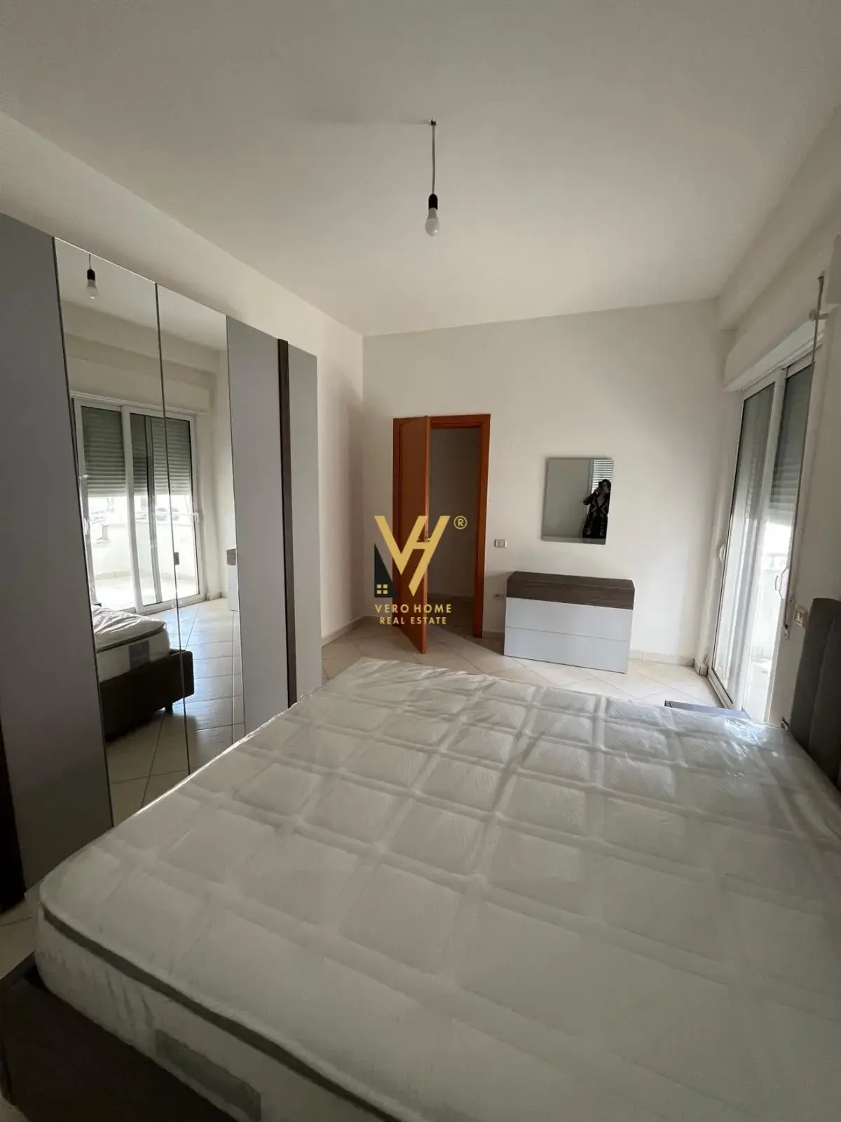 Dhoma e gjumit, apartament 2+1 me qira në Tiranë