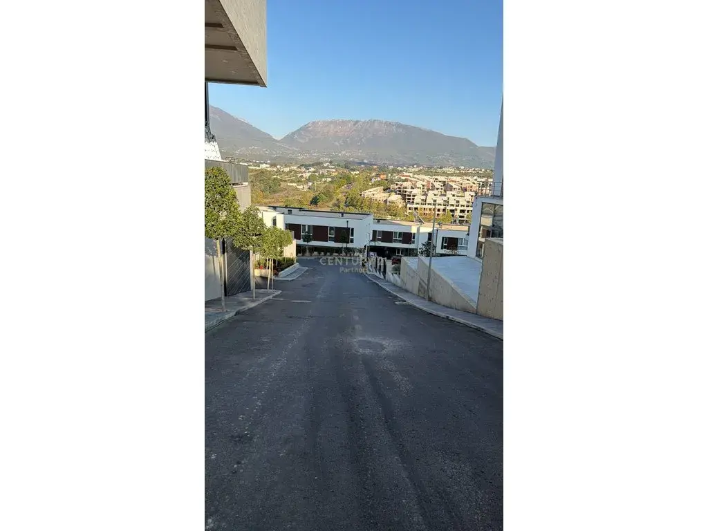 Interni, appartamento 3+2 in affitto a Sauk, Tirana