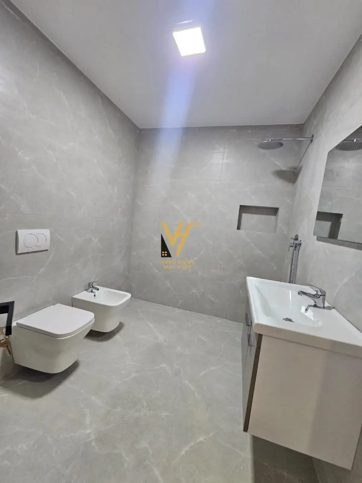 Edificio, appartamento 2+1 in vendita a Rruga e Kavajës, Tirana
