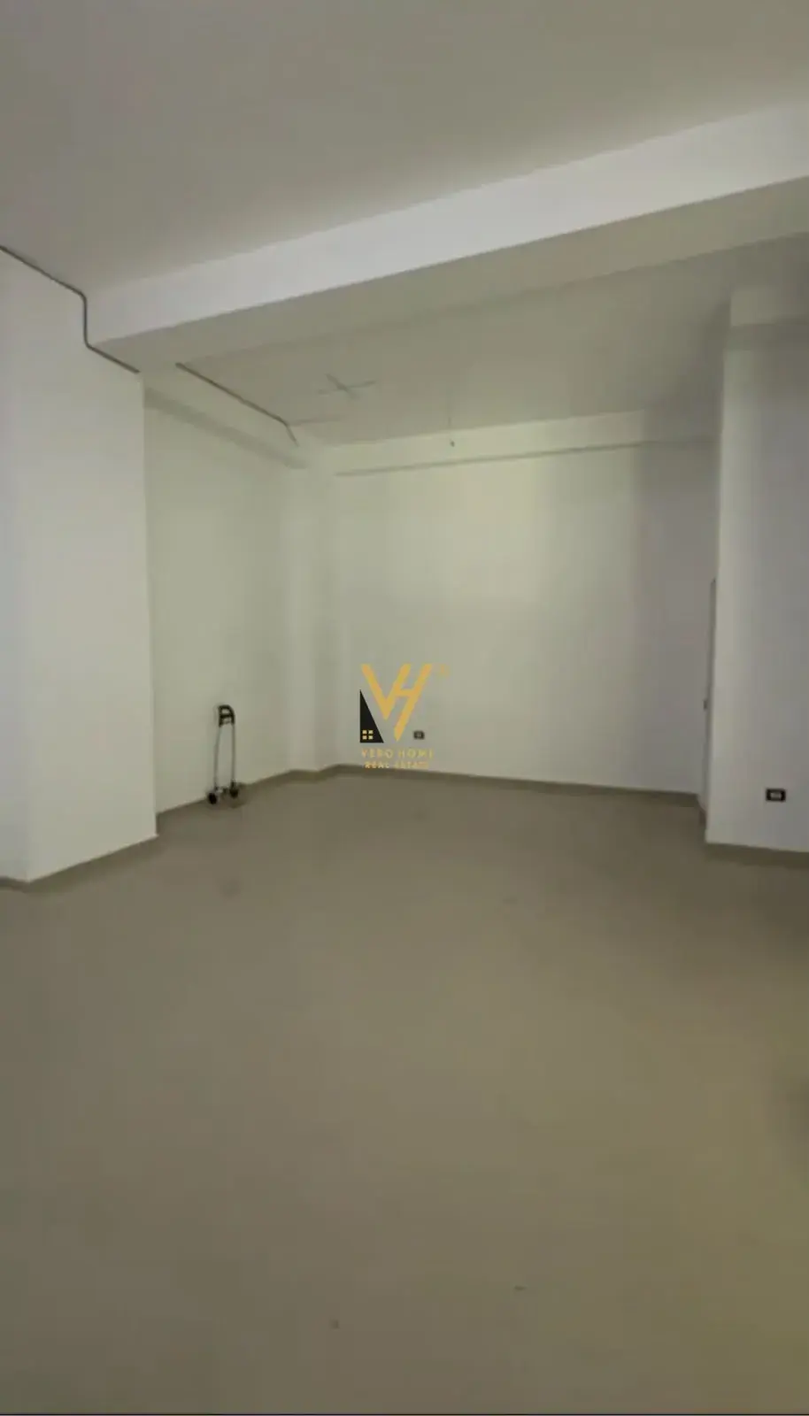 Innenansicht, Ladenlokal 125 m² zu verkaufen in Yzberisht, Tirana