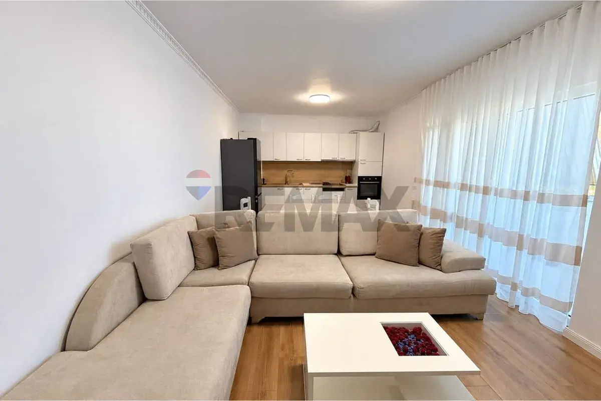 Dhoma e ndenjes, apartament 2+1 me qira në 21 Dhjetori, Tiranë