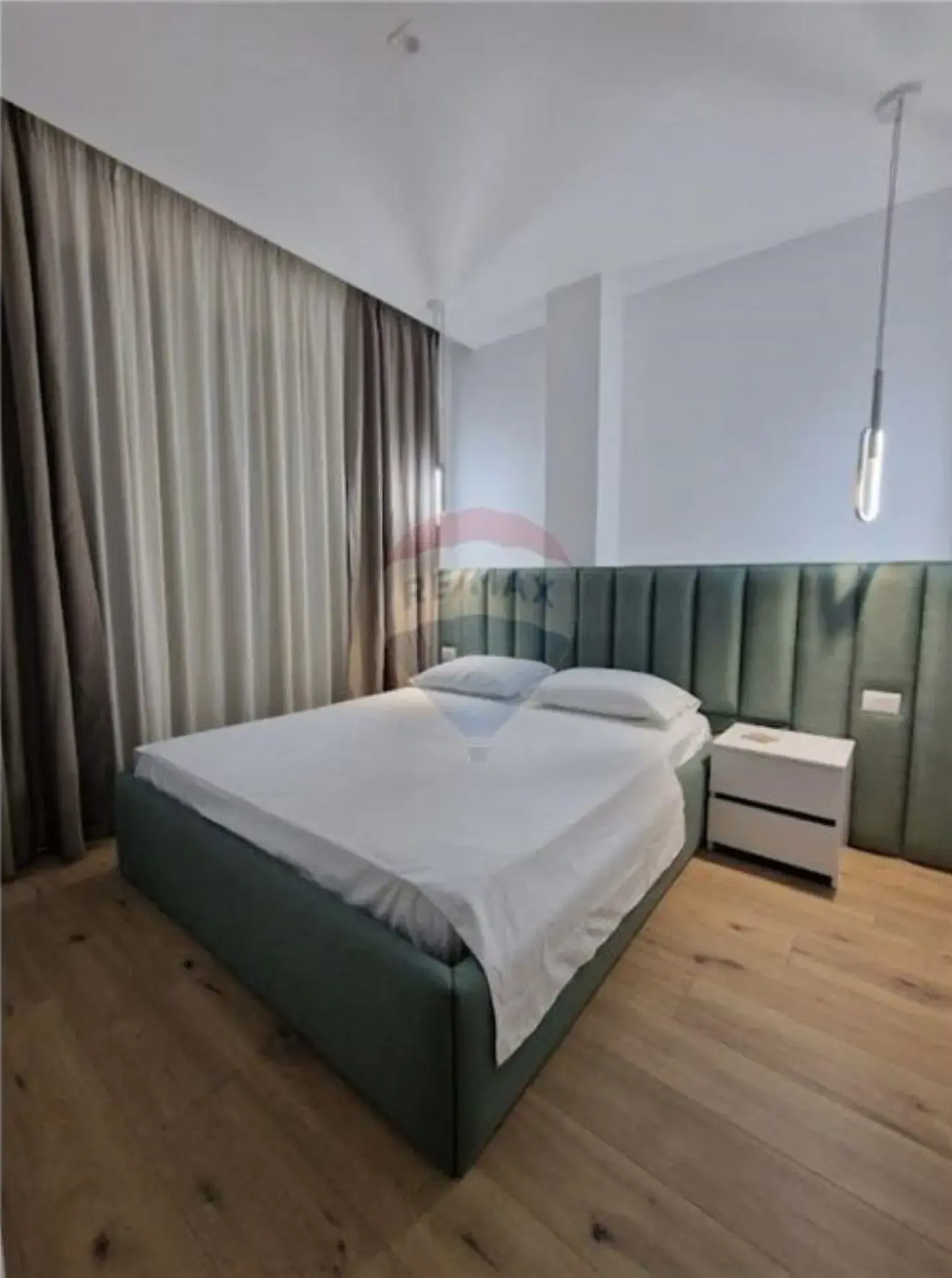 Interni, hotel 375 m² in vendita a Valona