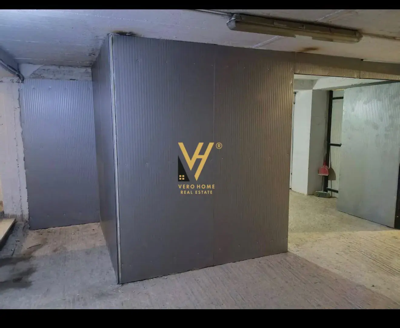 Interni, magazzino 35 m² in vendita ad Ali Demi, Tirana