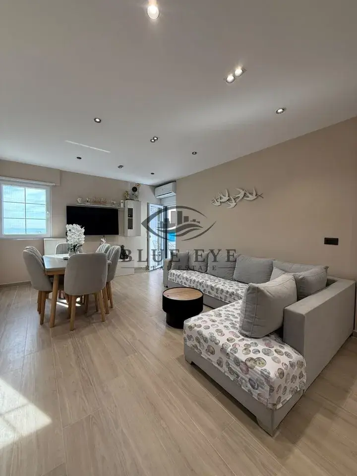 Dhoma e ndenjes, apartament 1+1 në shitje në Plazh, Durrës