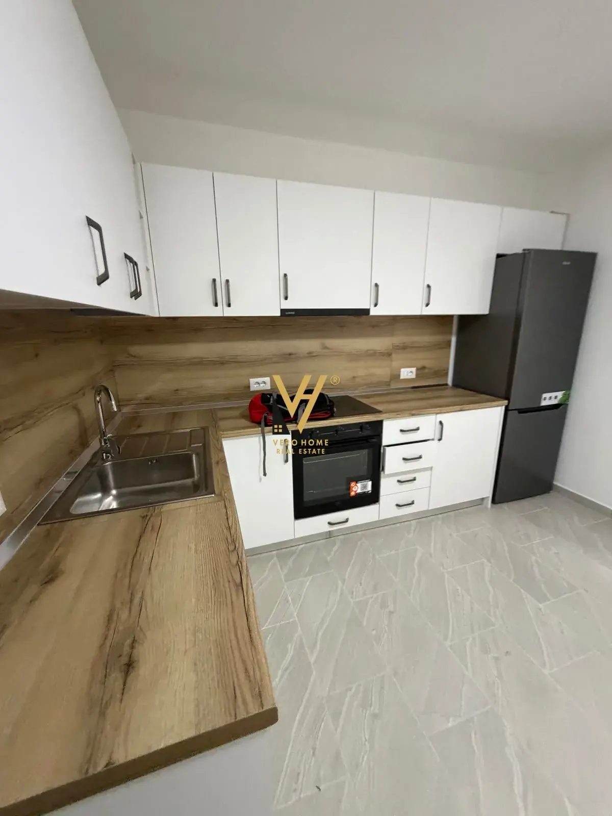 Ballkoni, apartament 2+1 me qira në Myslym Shyri, Tiranë