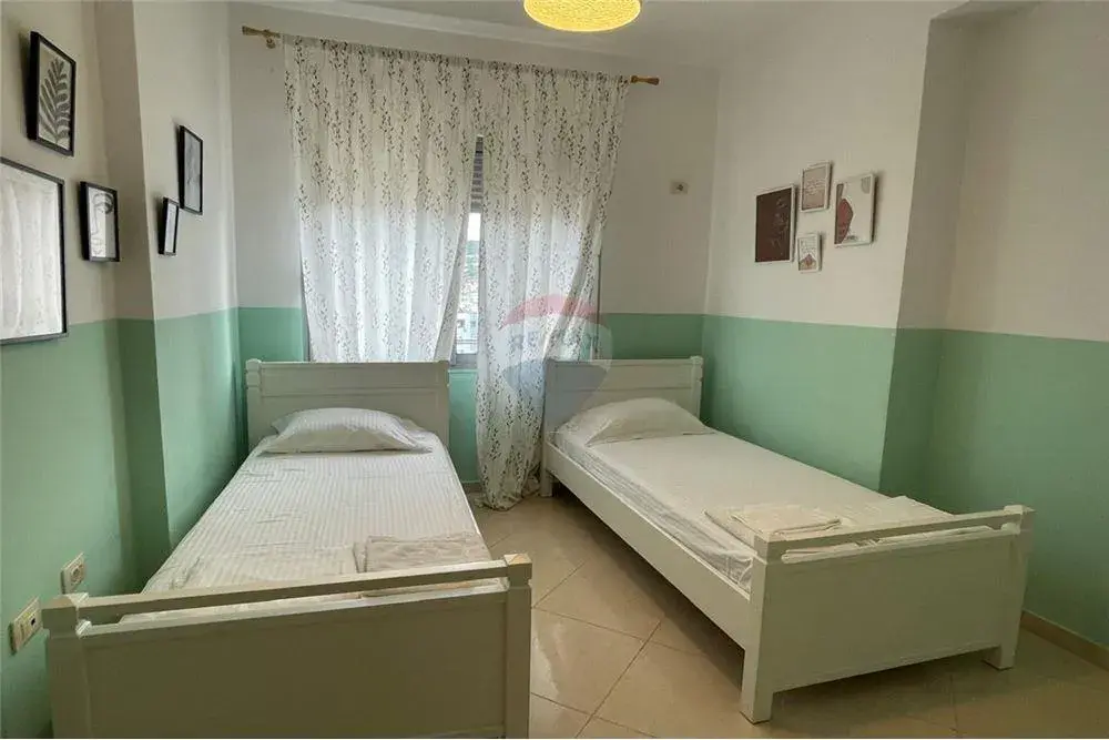 Dhoma e gjumit, apartament 2+1 me qira në Sheshi i Flamurit, Vlorë
