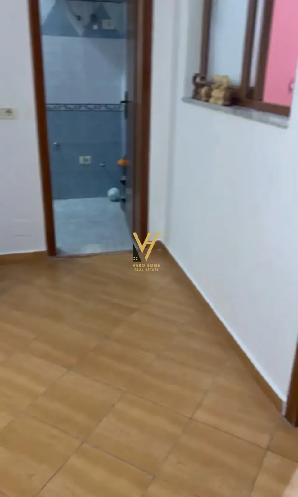 Balkon, Wohnung 1+1 zu verkaufen in Tirana