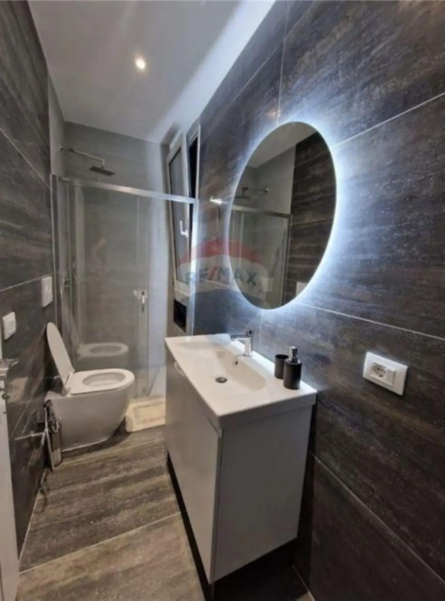 Interni, hotel 375 m² in vendita a Valona