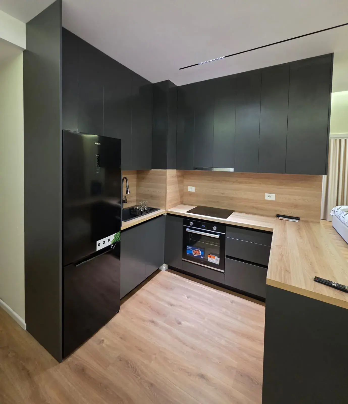 Kuzhina, apartament 2+1 në shitje në Ali Demi, Tiranë