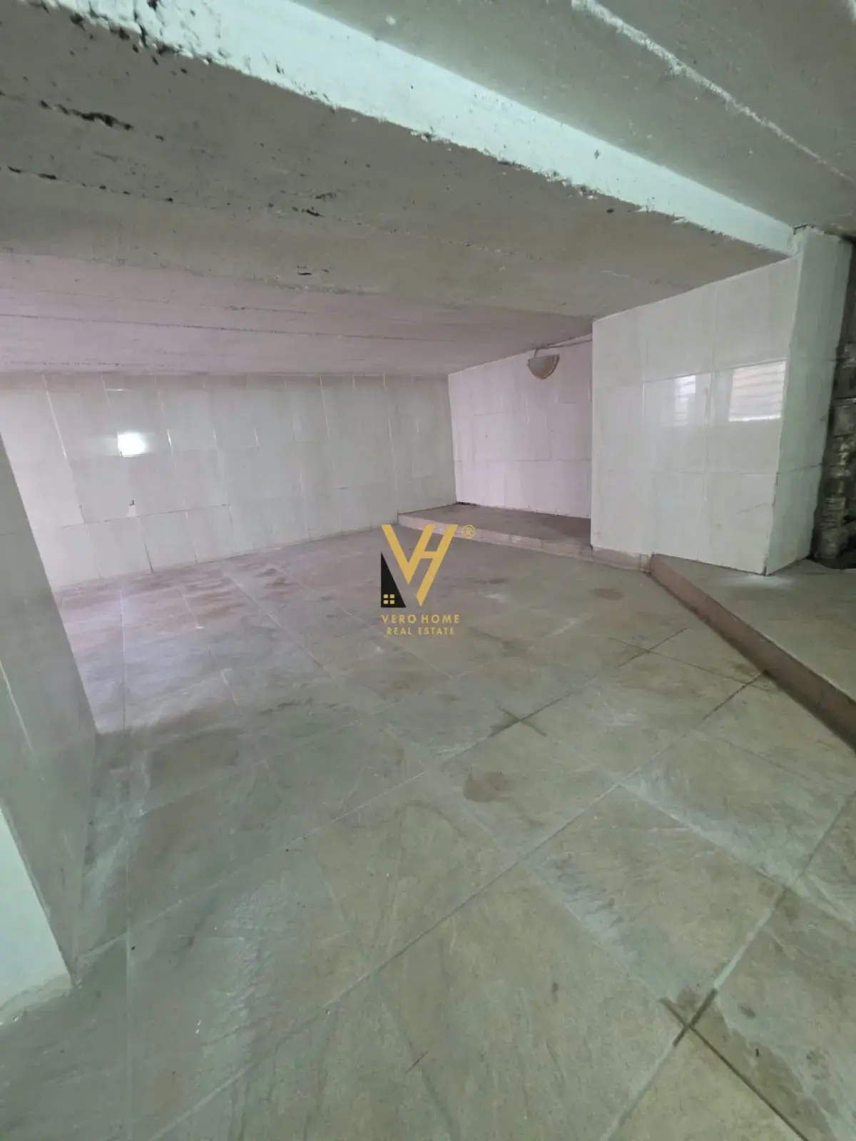 Interni, negozio 80 m² in vendita a Tirana
