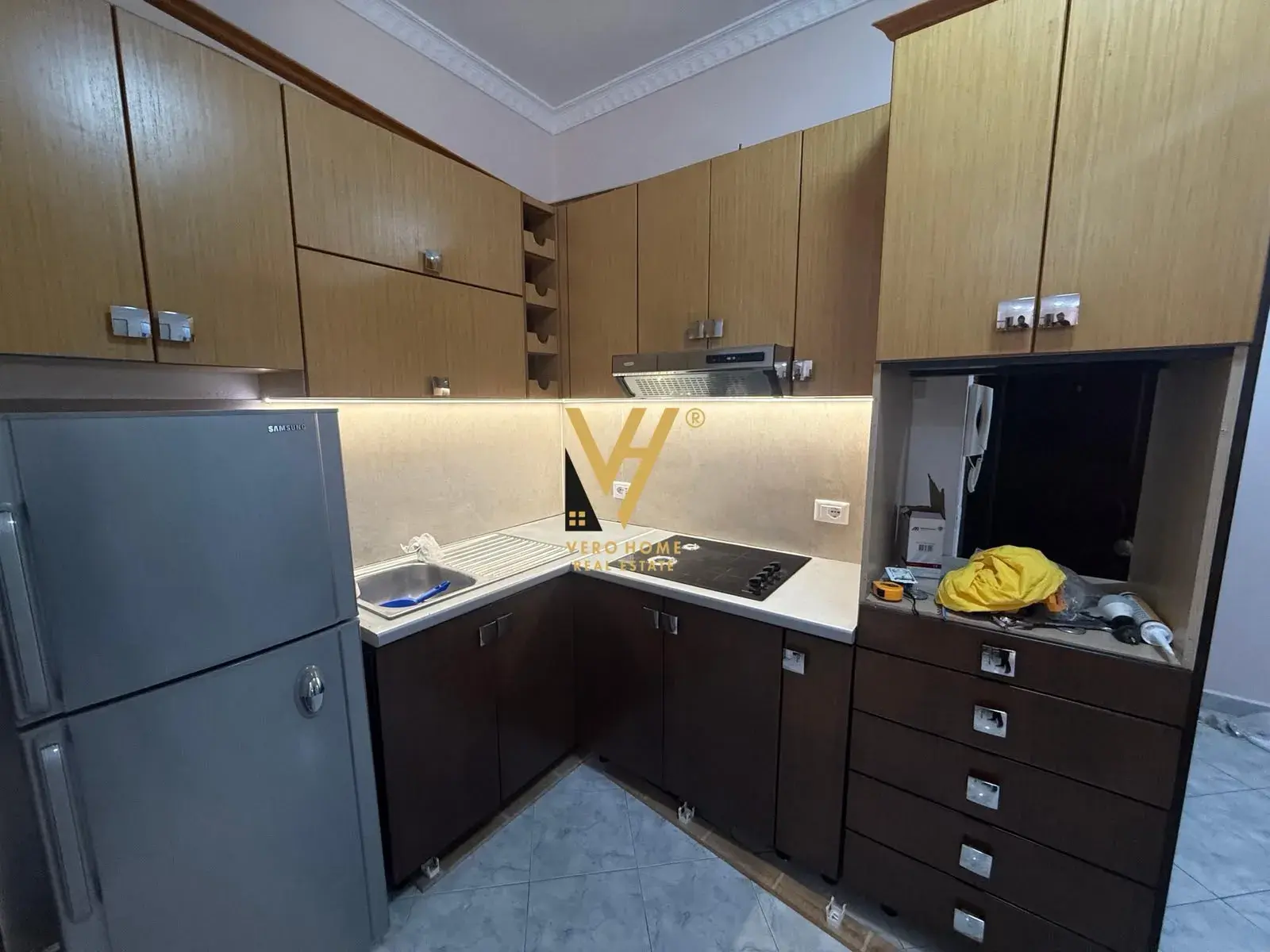 Kuzhina, apartament 1+1 me qira në Kombinat, Tiranë