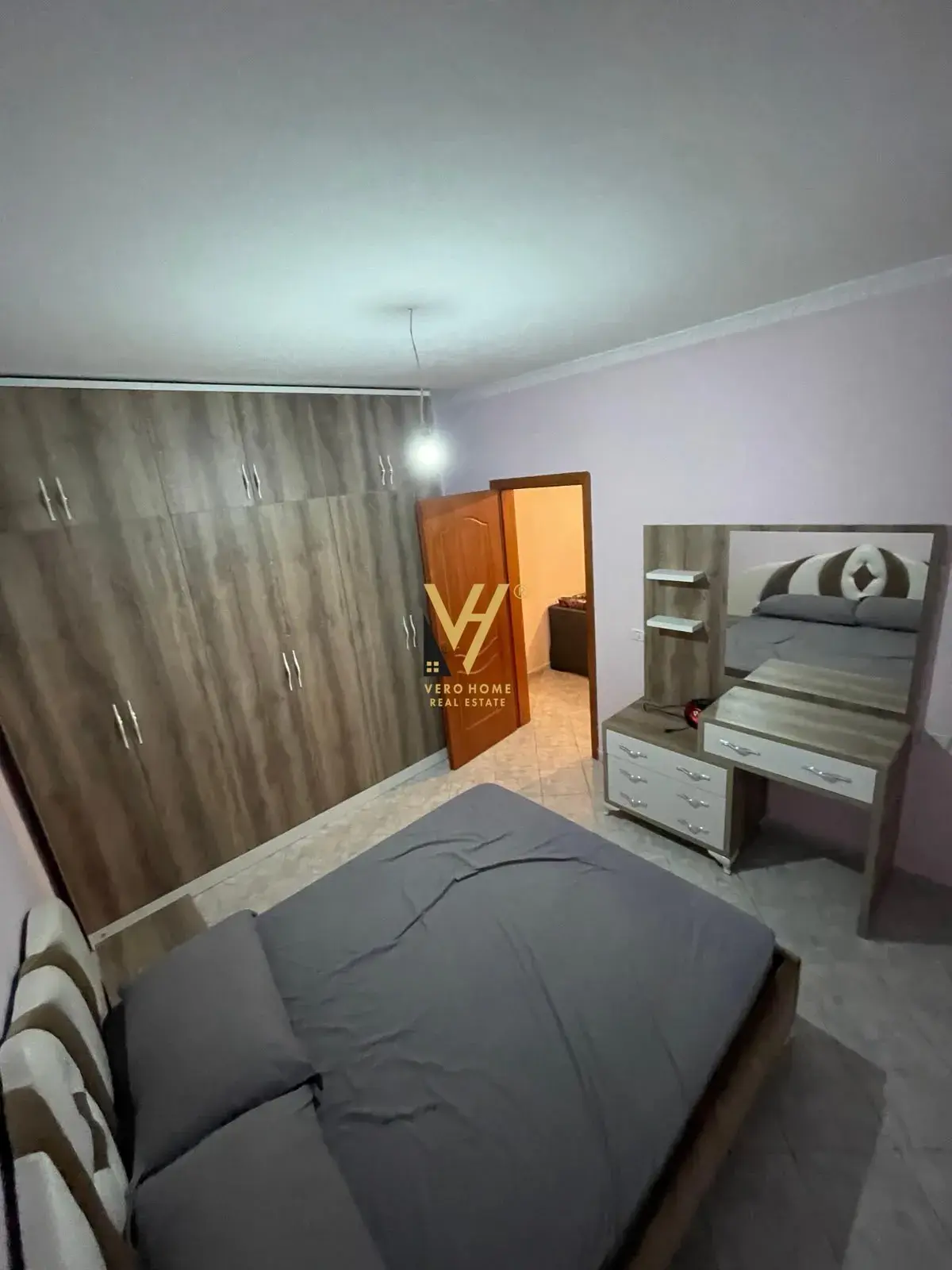 Dhoma e gjumit, apartament 1+1 me qira në Kombinat, Tiranë