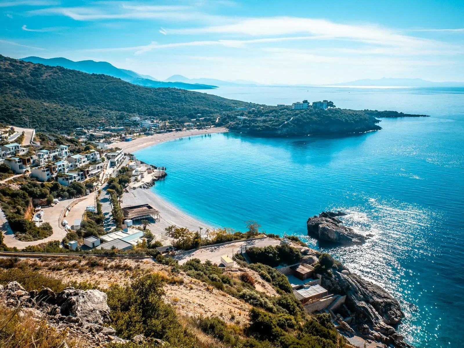 Pas verës 2026: turizmi rritet më ngadalë, çfarë do të thotë për pronat në bregdet