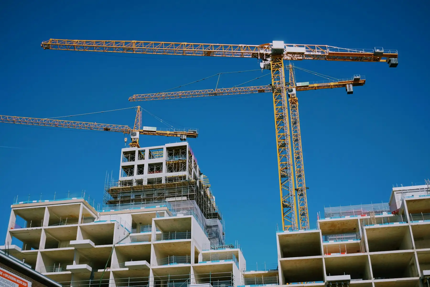 Gru a torre sopra un edificio residenziale in costruzione