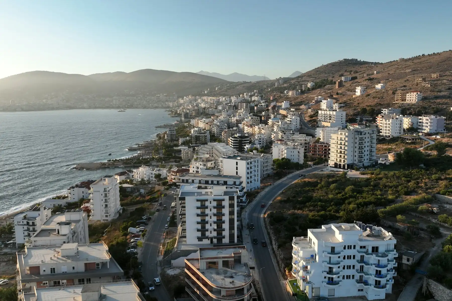 Pallate banimi përgjatë bregut në Sarandë