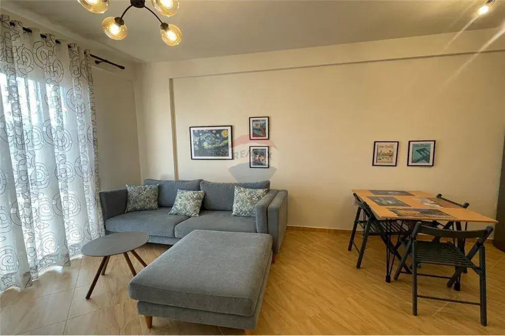 Ndërtesa, apartament 1+1 me qira në Vlorë, 73 m²