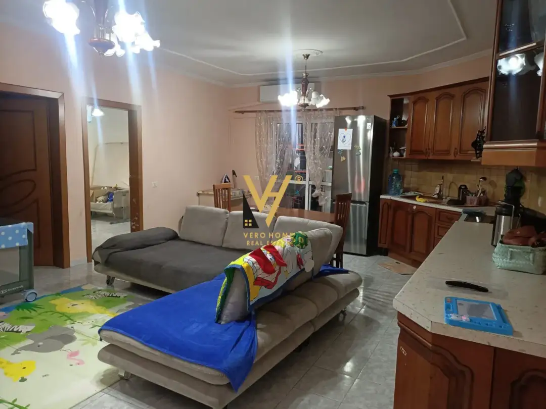 Soggiorno, appartamento 2+1 in affitto a Komuna e Parisit, Tirana, 85 m²