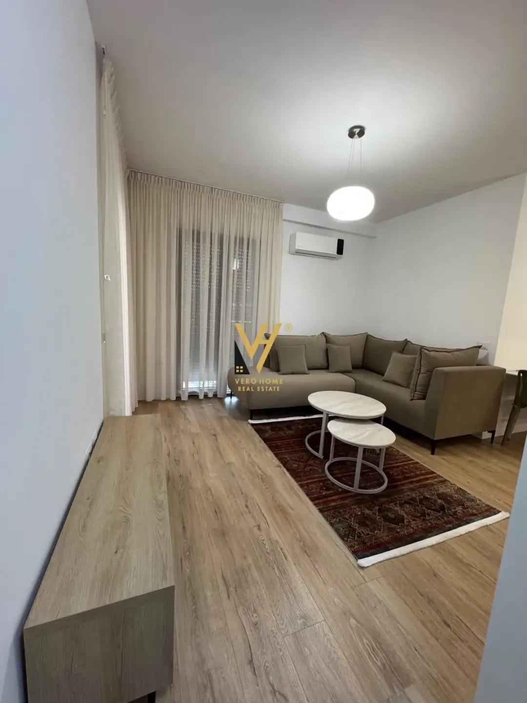 Soggiorno, appartamento 1+1 in affitto a 21 Dhjetori, Tirana, 70 m²