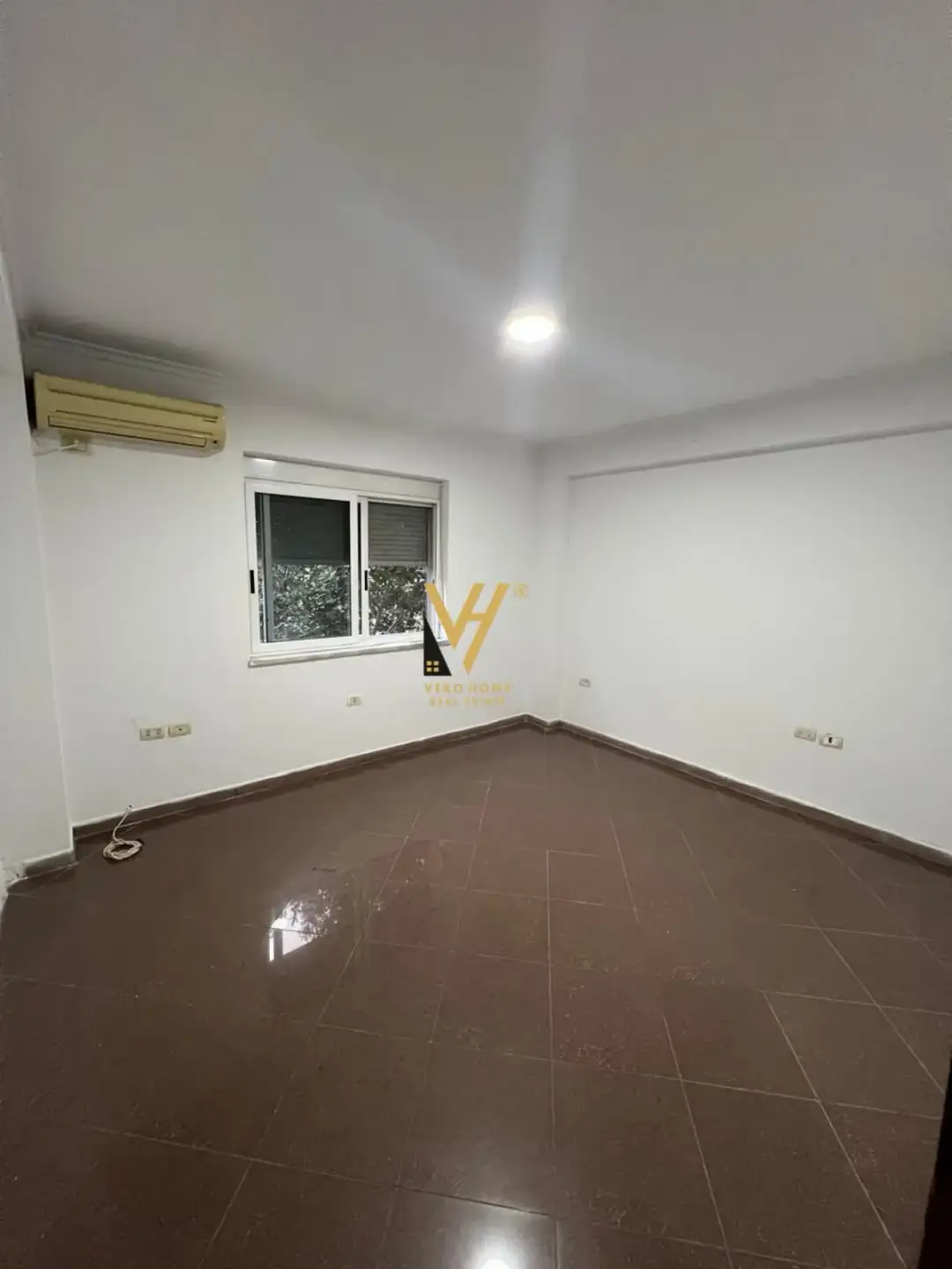Pamje e jashtme, zyrë 15 m² me qira në Blloku, Tiranë