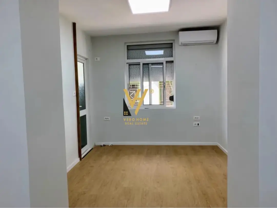 Esterno, ufficio 36 m² in affitto a Blloku, Tirana