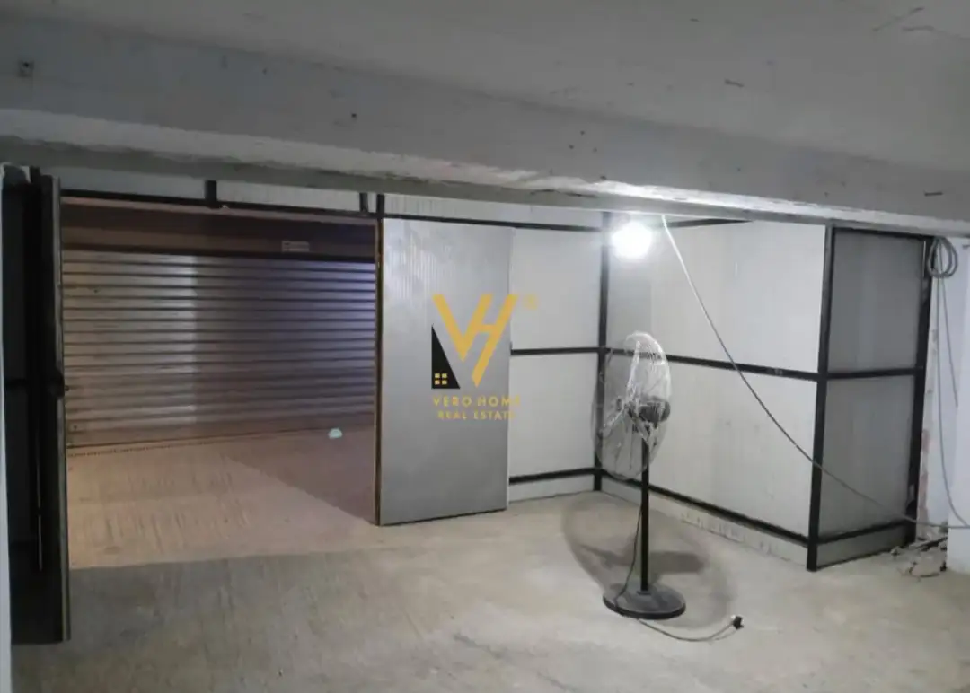 Posto auto, magazzino 35 m² in vendita ad Ali Demi, Tirana