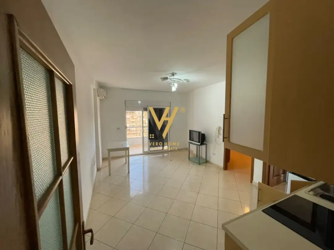 Brendësia, apartament 2+2+2 me qira në Pazari i Ri, Tiranë, 92 m²